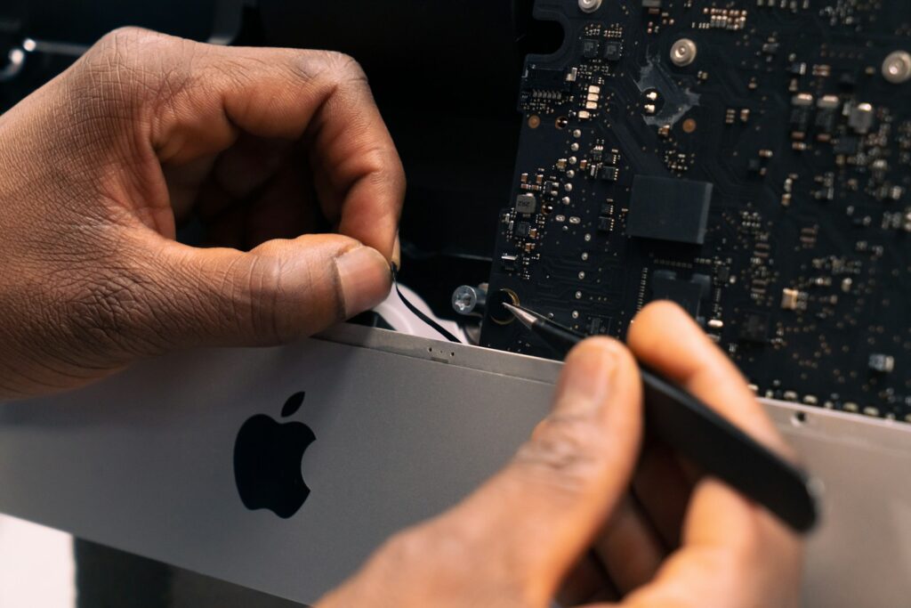 Photo by Revendo a man working on an apple computer